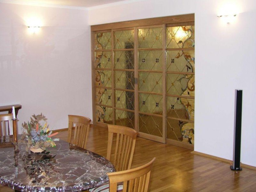 Перегородка для гостиной с цветным стеклом и декоративными вставками Рубцовск