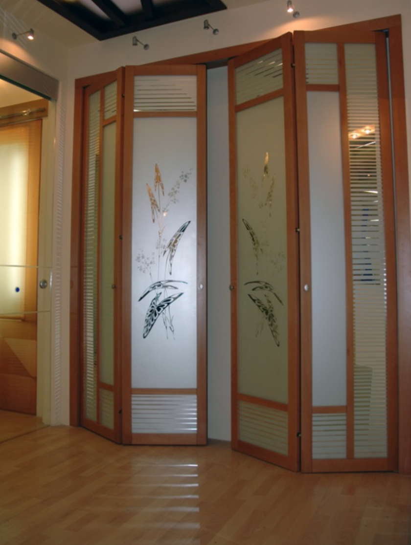 Широкие двери гармошка с матовым стеклом и рисунком Рубцовск